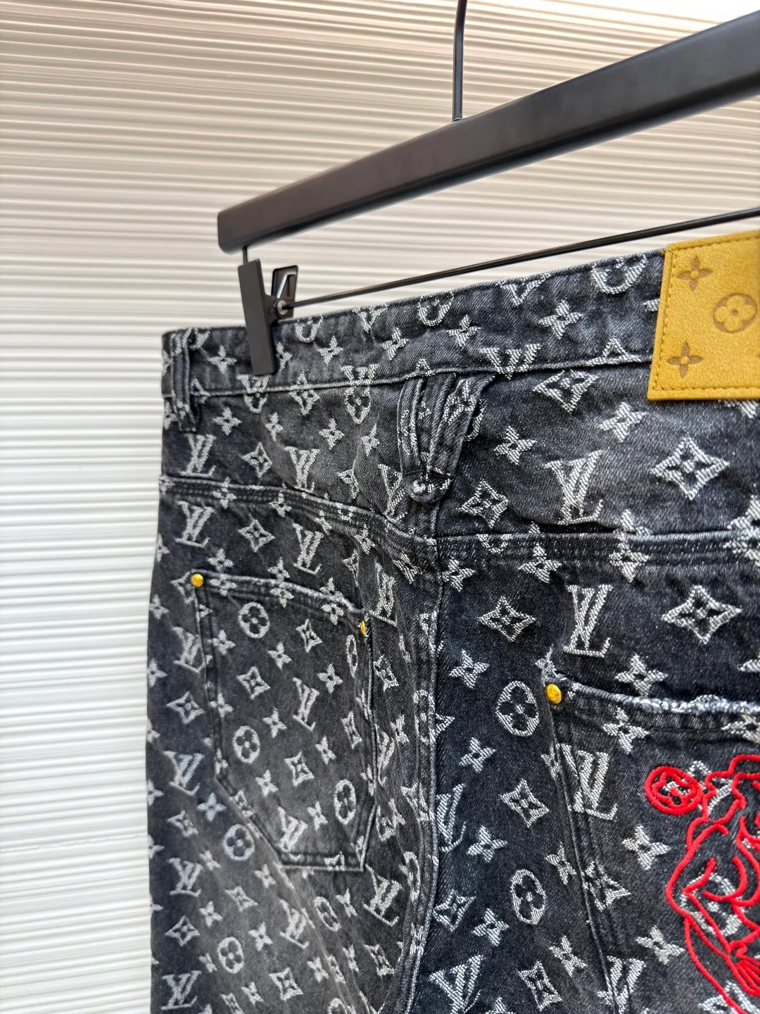 LOUIS VUITTON limited torn jacquard red man embroidered jeans ●Authentic product: purchased and developed for 15500 ●Item number: 1681037-B05 ●Fabric: denim fabric ●Technology: jacquard production ●Version: loose fit ●Weight: about 940 grams ●Size: 30-32-34-36 ●Description: The denim fabric is made of 100% cotton and classic double-sided jacquard with jacquard technology; it is woven with high-density equipment imported from Italy, with clear texture; the new dip-dye treatment is anti-wrinkle, anti-shrinkage and anti-deformation. The back panel uses bract core three-dimensional embroidery technology and uses glossy mercerized embroidery thread, which adds light and dark tones to the raised pattern. Three-dimensional embroidery mainly achieves three-dimensional effects through flat embroidery and layering. Because the embroidery thread is relatively thin, it is difficult to create such an exaggerated three-dimensional effect. Three-dimensional bract core cotton is added to the production to increase the three-dimensional effect. The overall wiring is straight and delicate, the fabric is comfortable and soft, and the color is consistent without color difference. It can be matched with the same style to create a fashionable look and control various occasions. Customized accessories, complete with three standards, same style for men and women!